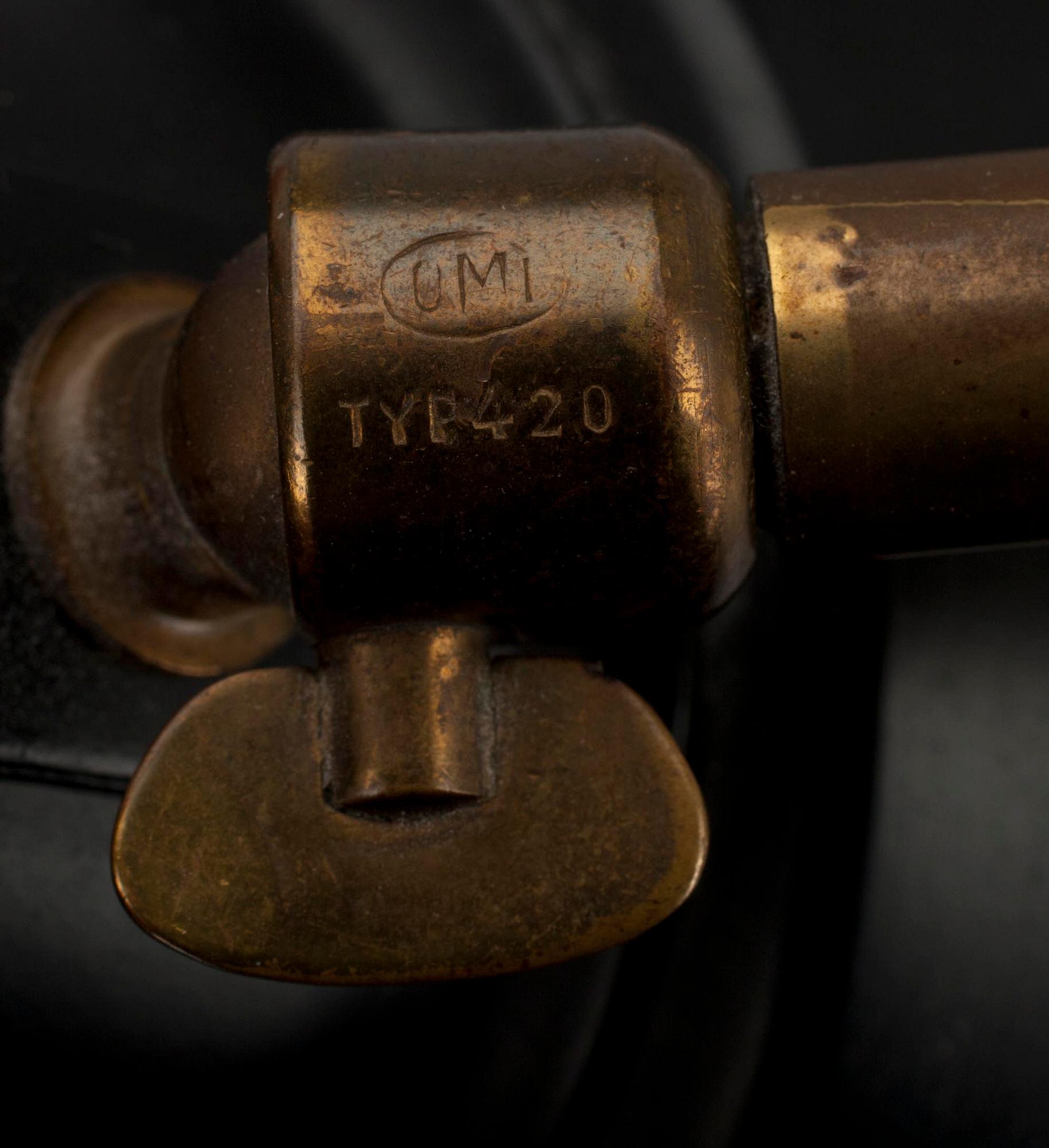 BORDSLAMPA, mässing och plåt, märkt OMI typ 420.