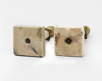 LJUSSTAKE, ett par, sengustavianska, marmor samt mässing. 1800-tal.