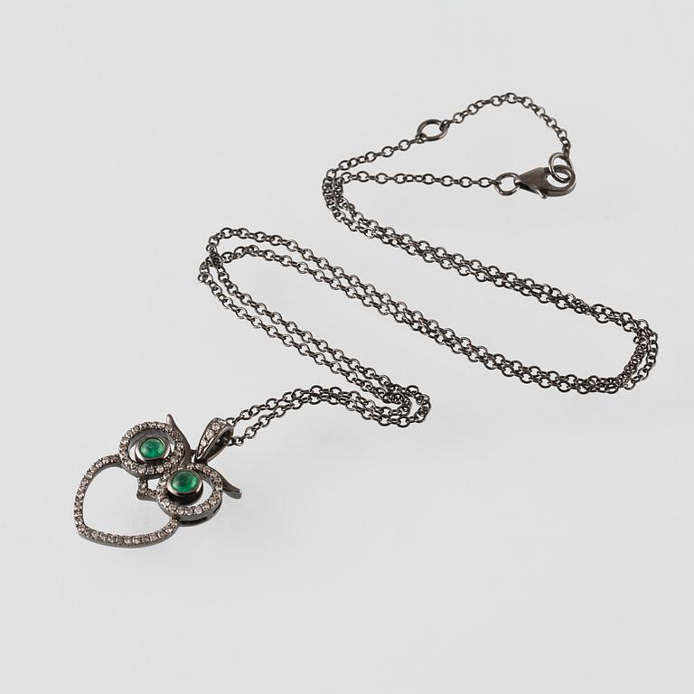 HÄNGE, 18K svärtat guld med briljantslipade diamanter ca 0.24 ct samt caboschonslipade smaragder ca 0.15 ct. Vikt 3,9 g.