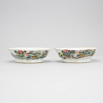 A pair of Chinese bowls, 20th Century.