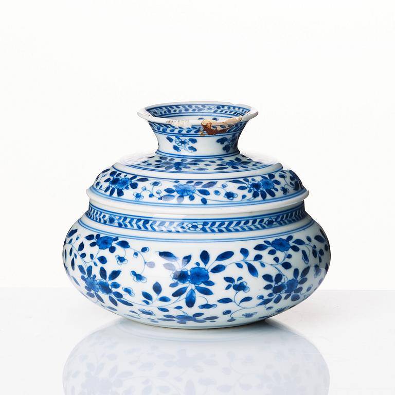 A blue and white vase, Qing dynasty, Kangxi (1662-1722).