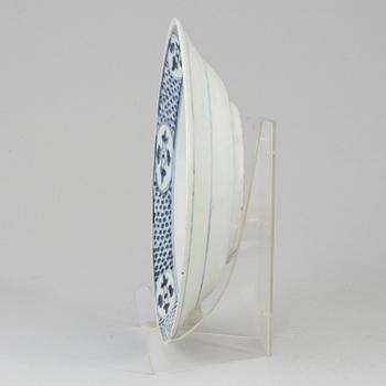 A blue and white dish, Mingdynasty (1368-1644).