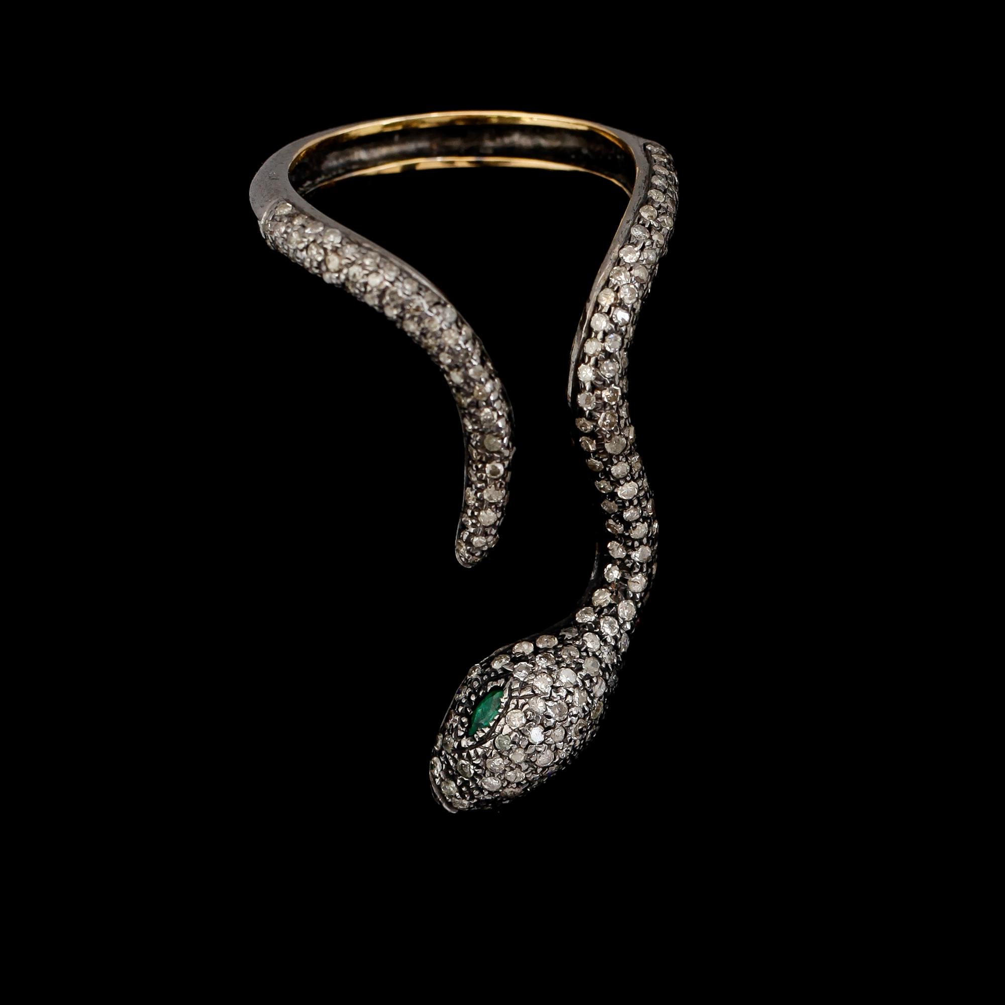RING, silver/förgyllt silver, diamanter tot ca 1.00 ct, mindre smaragder.