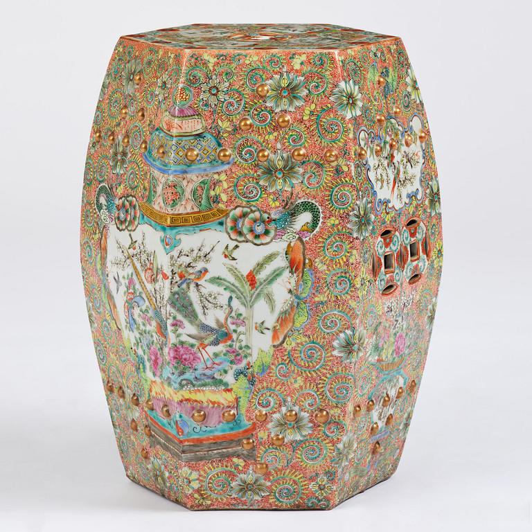 A Chinese Canton porcelain garden seat, around 1900.