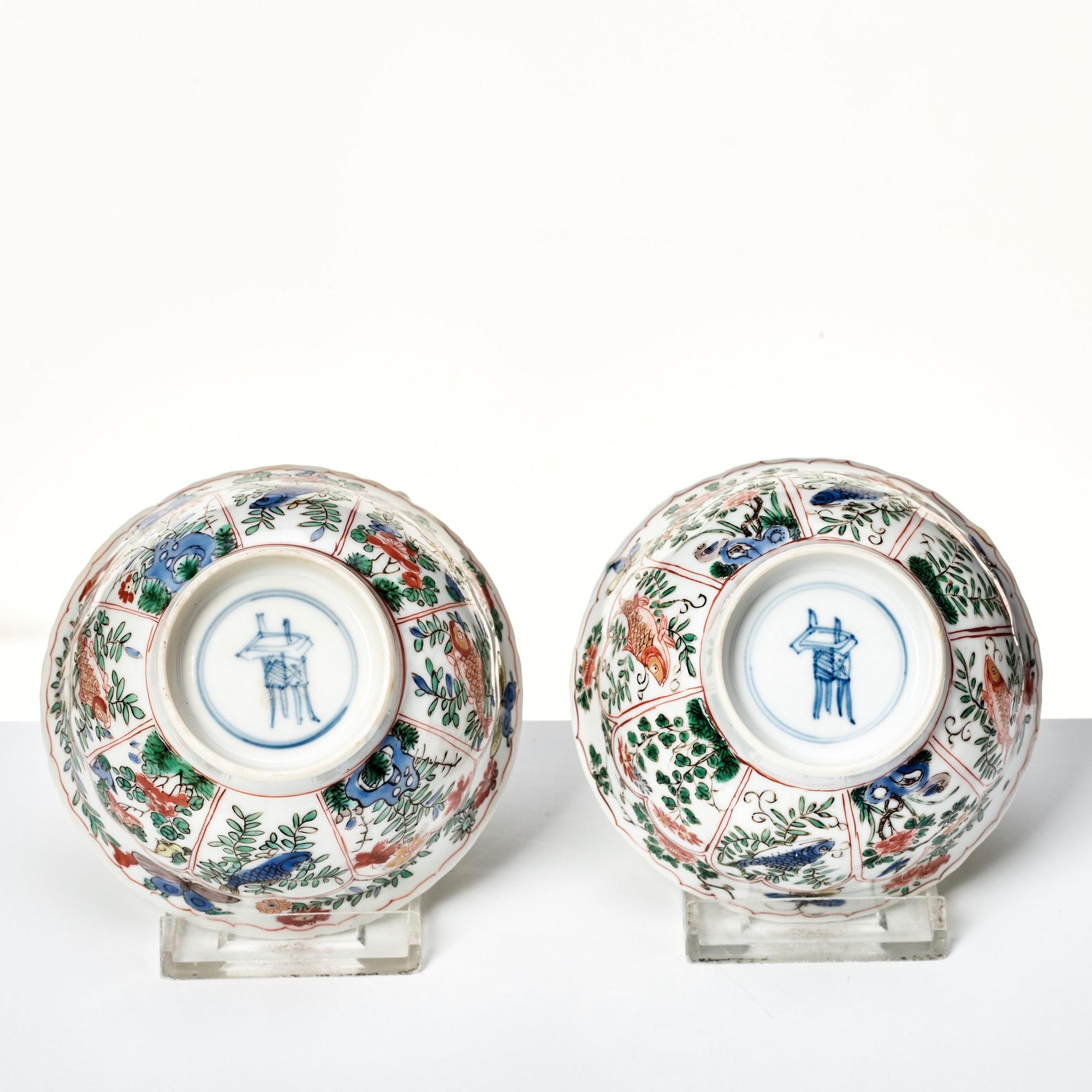 A pair of large famille verte cups with saucers, Qing dynasty, Kangxi (1662-1722).