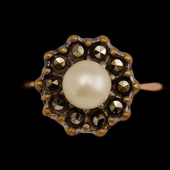 RING, 18 k guld, 1931, med markasiter och pärla. Total vikt ca 6 g.