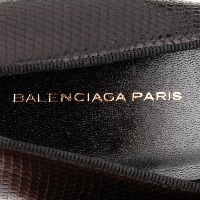 BALENCIAGA, a pair of black leather pumps, size 39.