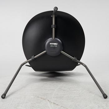 Arne Jacobsen, stolar, 4 st, "Myran", Fritz Hansen, Danmark, 1900-talets andra hälft resp 2024.