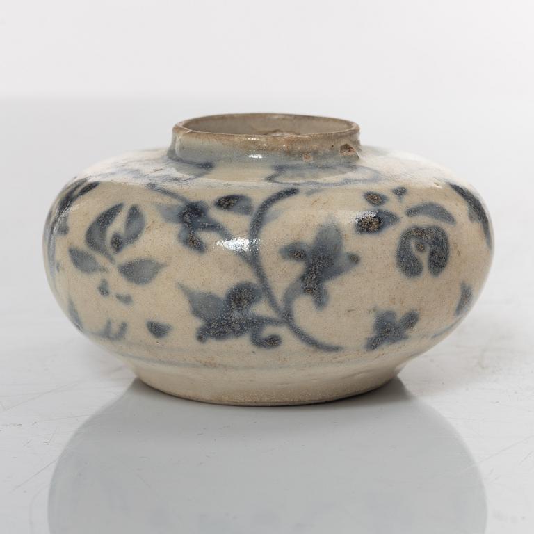 A Chinese blue and white porcelan bowl and a small vase, Ming dynasty (1368-1644).