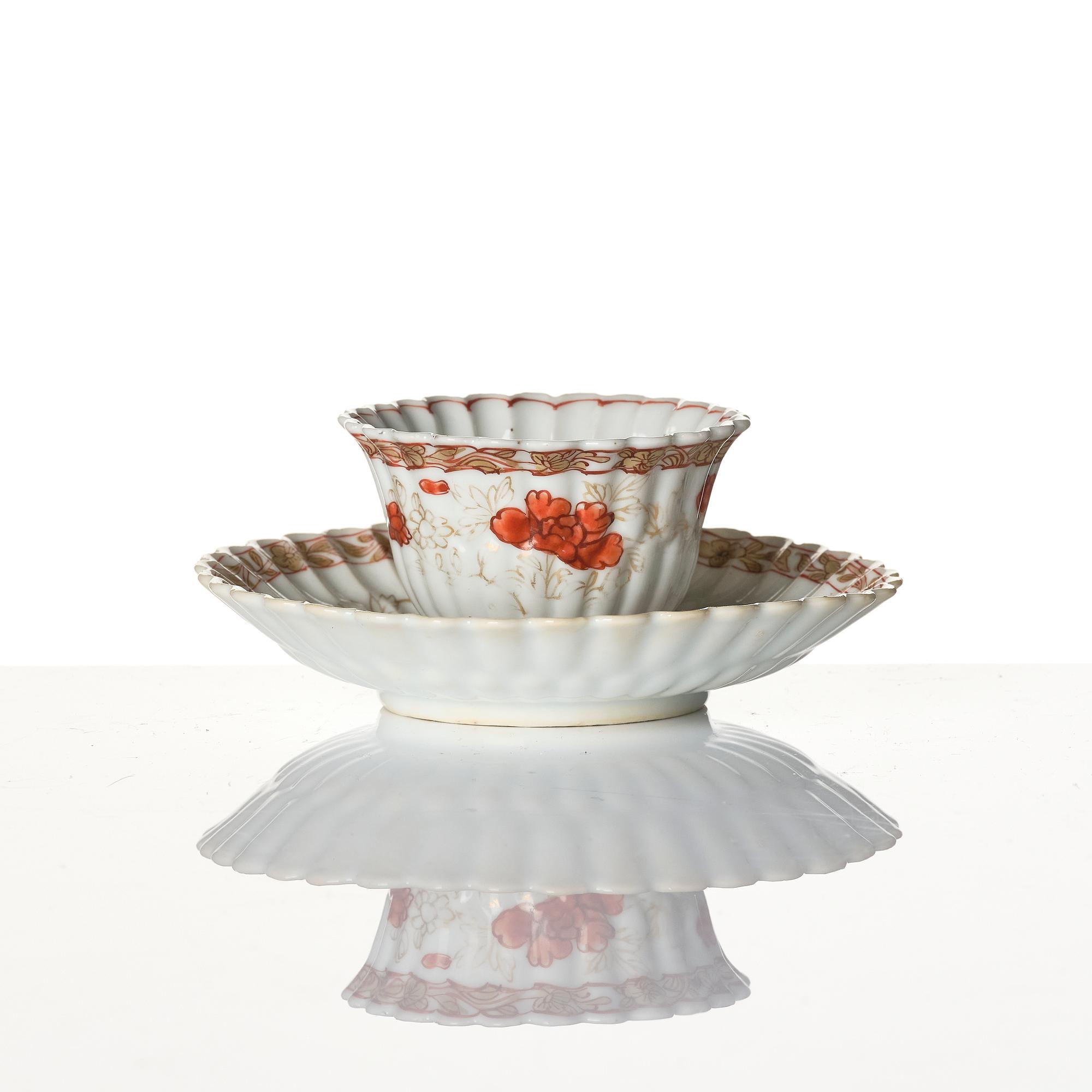 A Chinese iron red porcelain cup with saucer and a small famille verte dish, Qing dynasty, Kangxi (1662-1722).