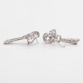 A pair of 14K white gold earrings with diamonds ca. 0.85 ct in total.