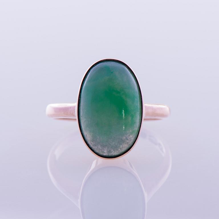 RING, 14K guld, cabochonslipad grön kalcedon. Westerback, Helsingfors 1957. Vikt ca 4,1 g.