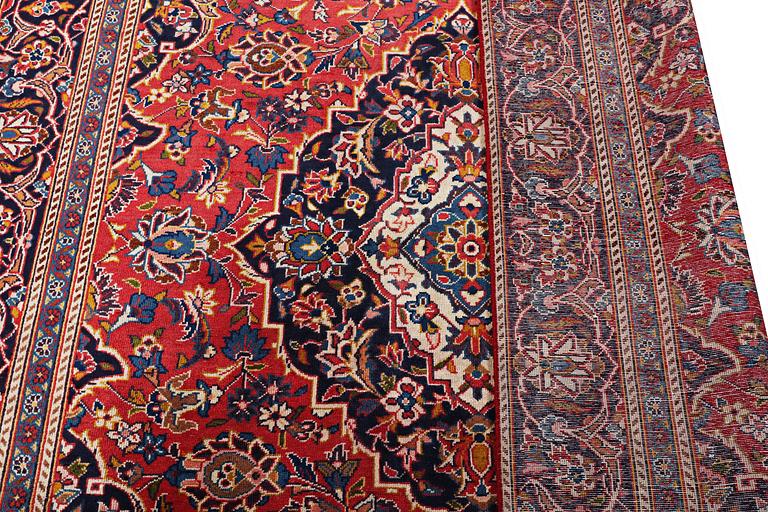 A carpet, Kashan, ca. 280 x 173 cm.