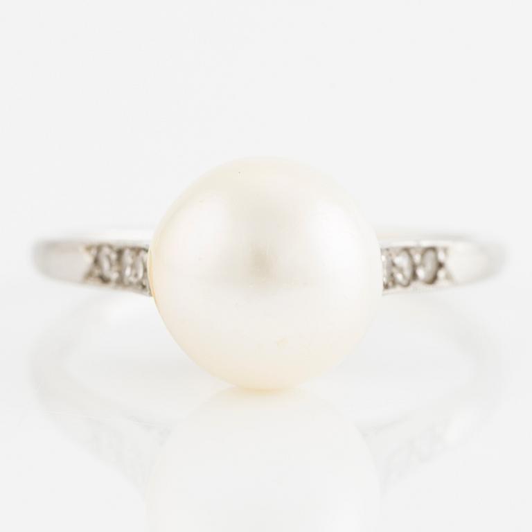 Platinum ring with a pearl and octagon-cut diamonds, 1930s.