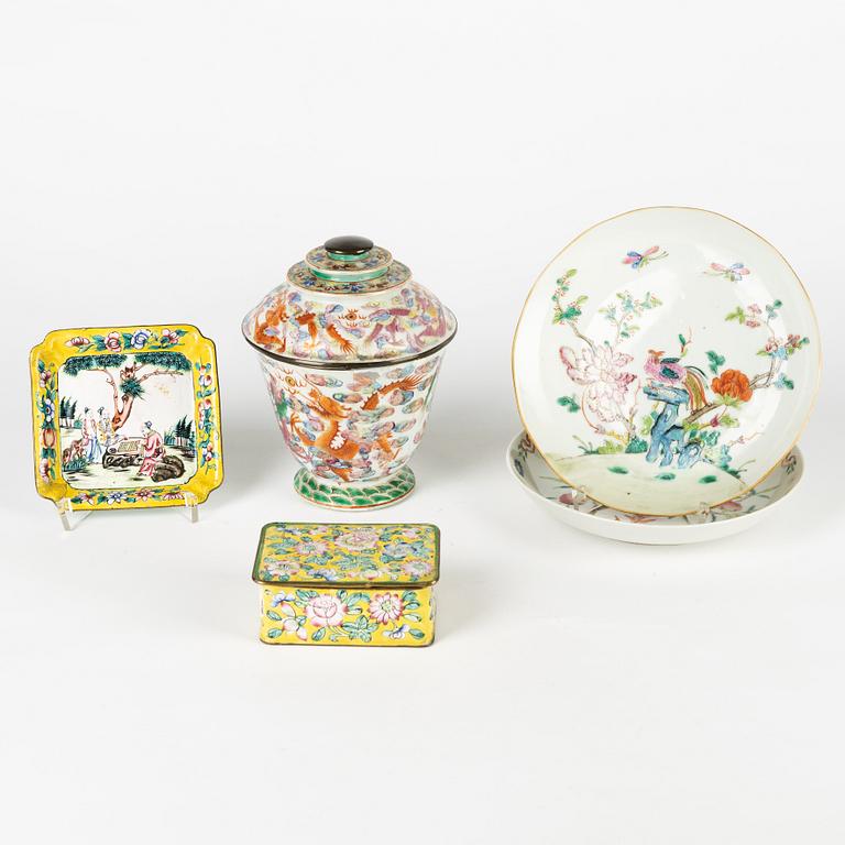 Fat, två stycken, samt skål med lock, porslin. Fat samt ask, emalj på koppar. Kina, sen Qing dynasti/1900-tal.