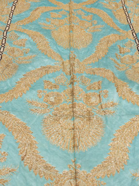 A TURKISH ROBE/KAFTAN, silk. Height 130,5 cm. Around 1900.