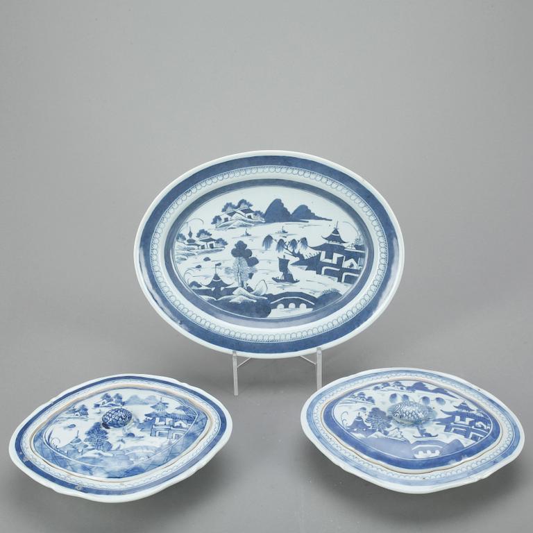 KARROTTER samt STEKAFT, 3 delar, porslin, Kina, Qing dynastin, 1800-tal.