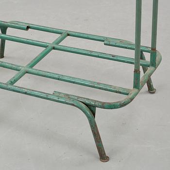 KLÄDHÄNGARE, industri, 1900-talets mitt.