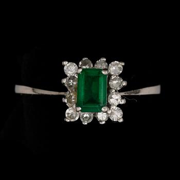 RING, 14k vitguld med smaragd ca6x4mm och diamanter. 2000-tal. Vikt 3,3g.