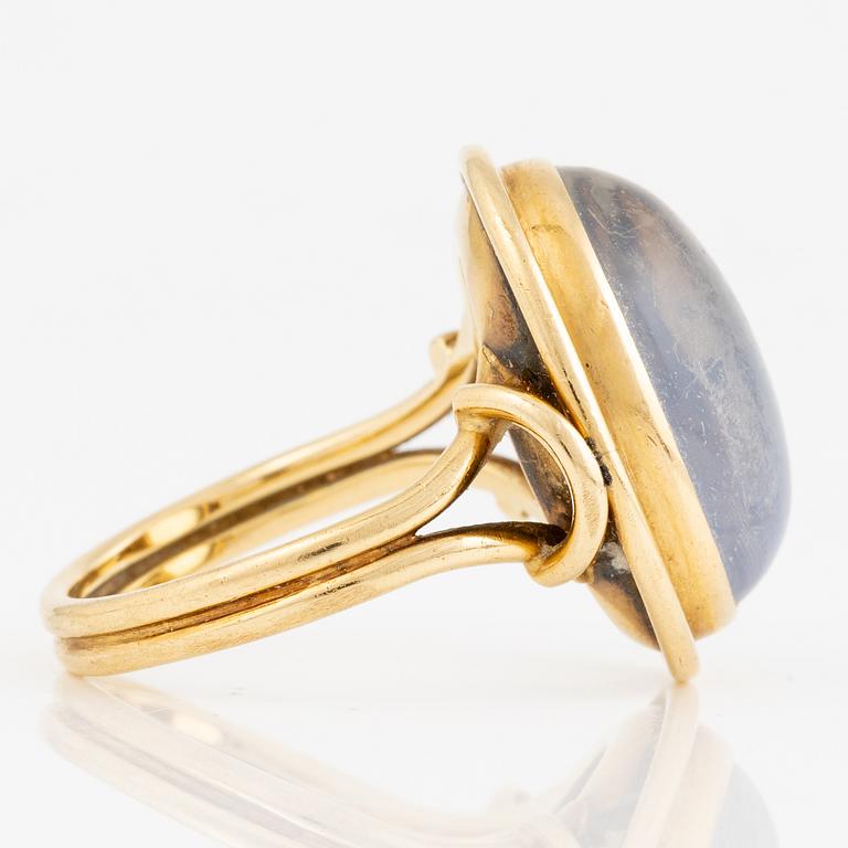 Ring 18K gold with moonstone.