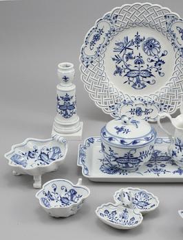 SERVISDELAR, 21 st, porslin, "Lökmönstret", Meissen, 1900-talets andra hälft.