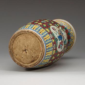 A famille rose vase, late Qing dynasty (1644-1912).