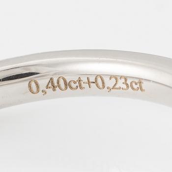 Ring 18K vitguld med briljantslipade diamanter.