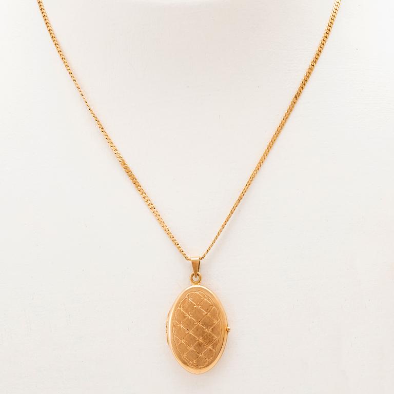 An 18K gold necklace.