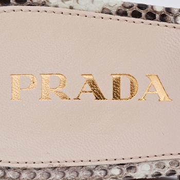 PRADA, ett par sandaletter. Storlek 39.