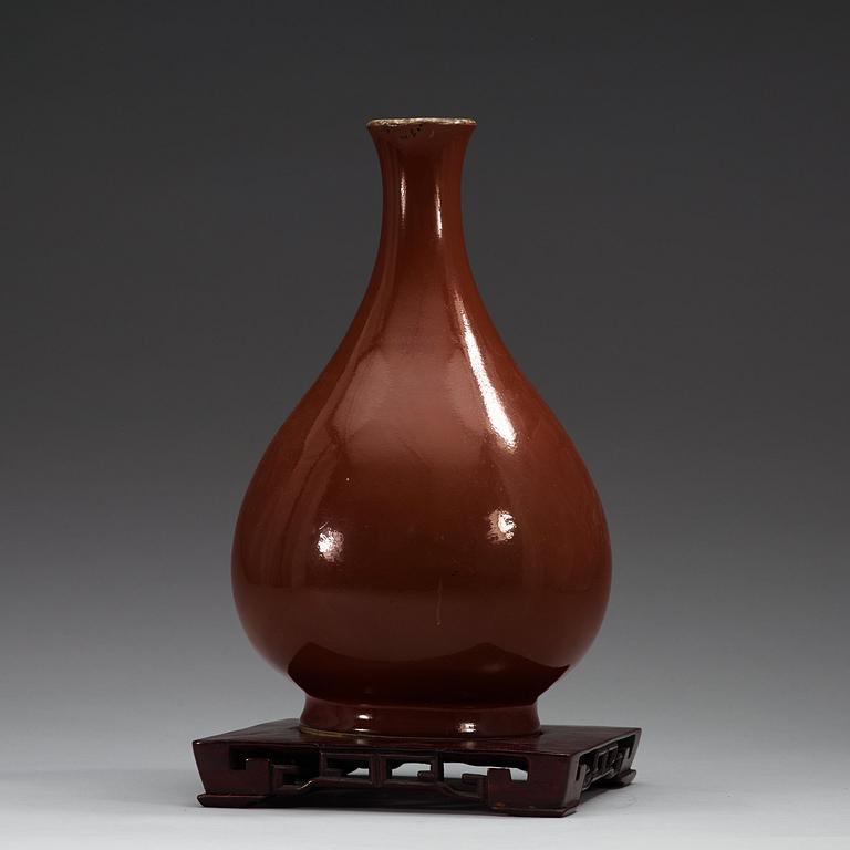 A brown glazed vase, Qing dynasty, Qianlong (1736-95).