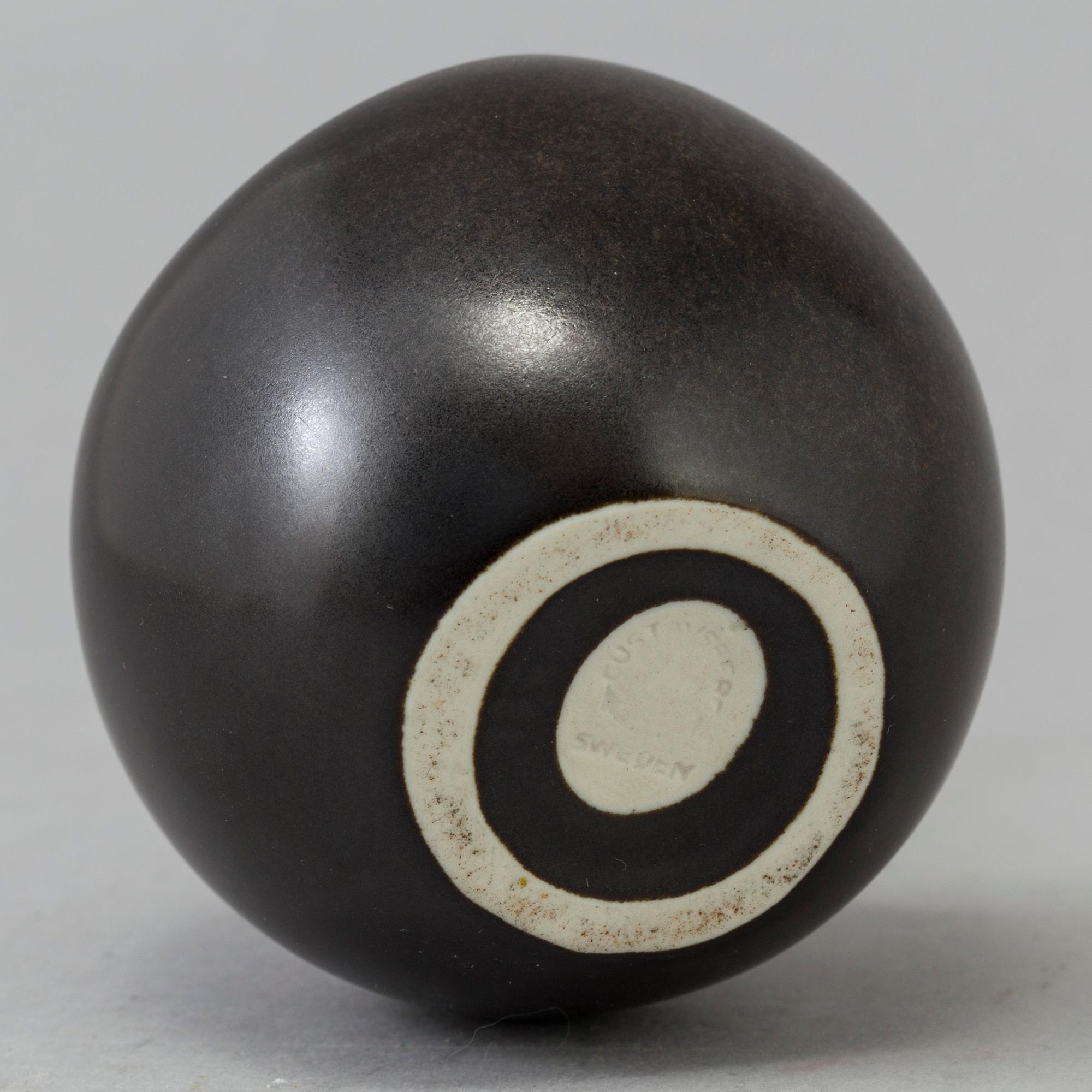 A stoneware bowl by Stig Lindberg for Gustavsberg.