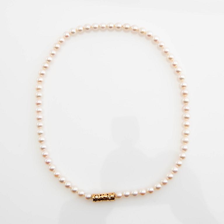 Ole Lynggaard, clasp, 18K gold with diamonds, as well as two necklaces and a bracelet.