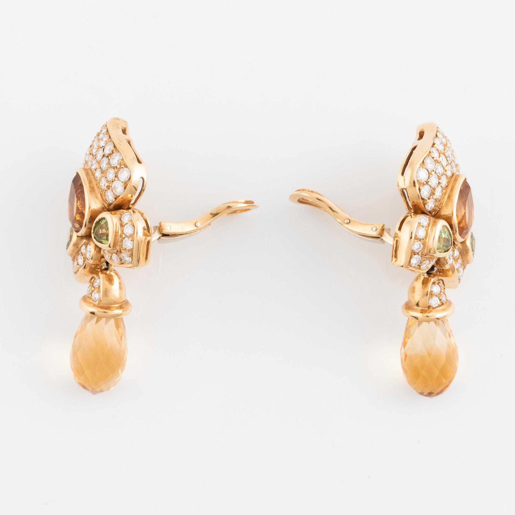 Ett par örhängen 18K guld med briolett- och fasettslipad citrin och peridot.