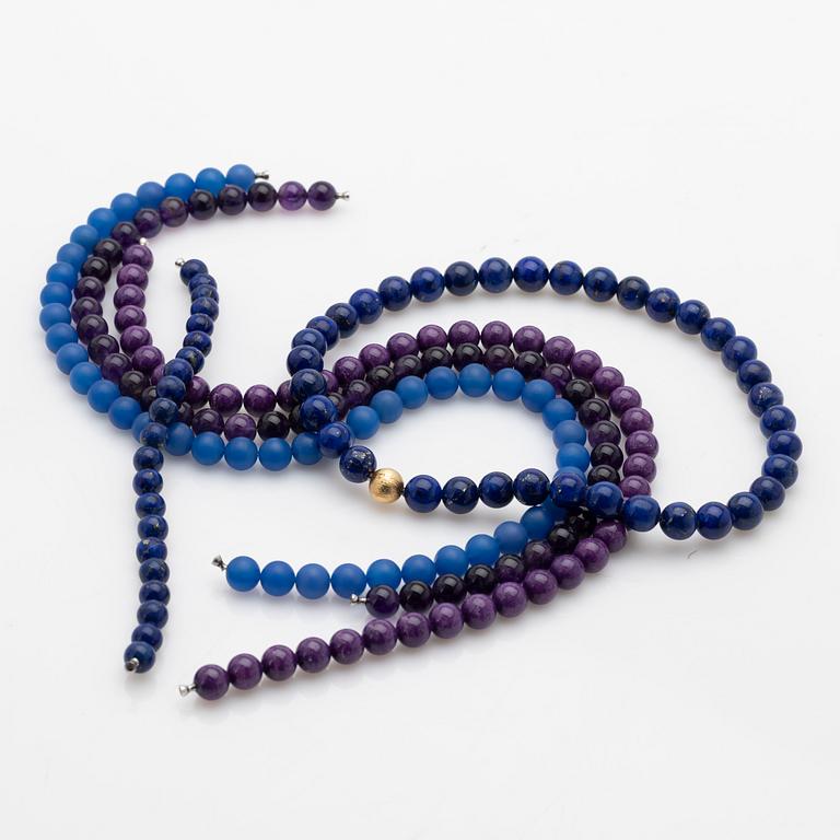 Ole Lynggaard, kullås 18K guld, med 4 stencollier med dobbar samt ett armband, bland annat lapis lazuli.