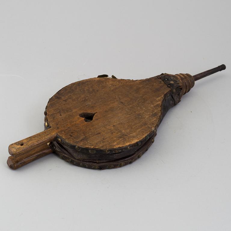 A BAROQUE BELLOWS, 17th-/ 18th century.