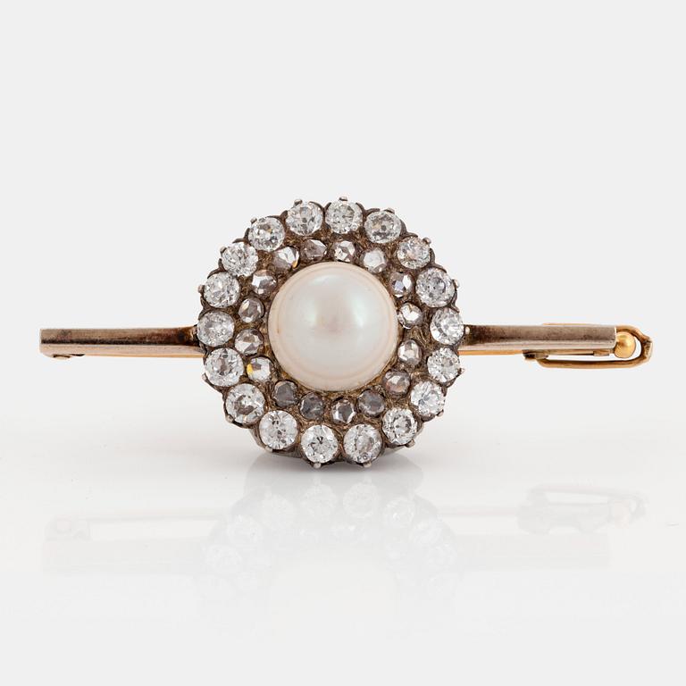 An 18K gold and silver brooch set with a pearl and old- and rose-cut diamonds.