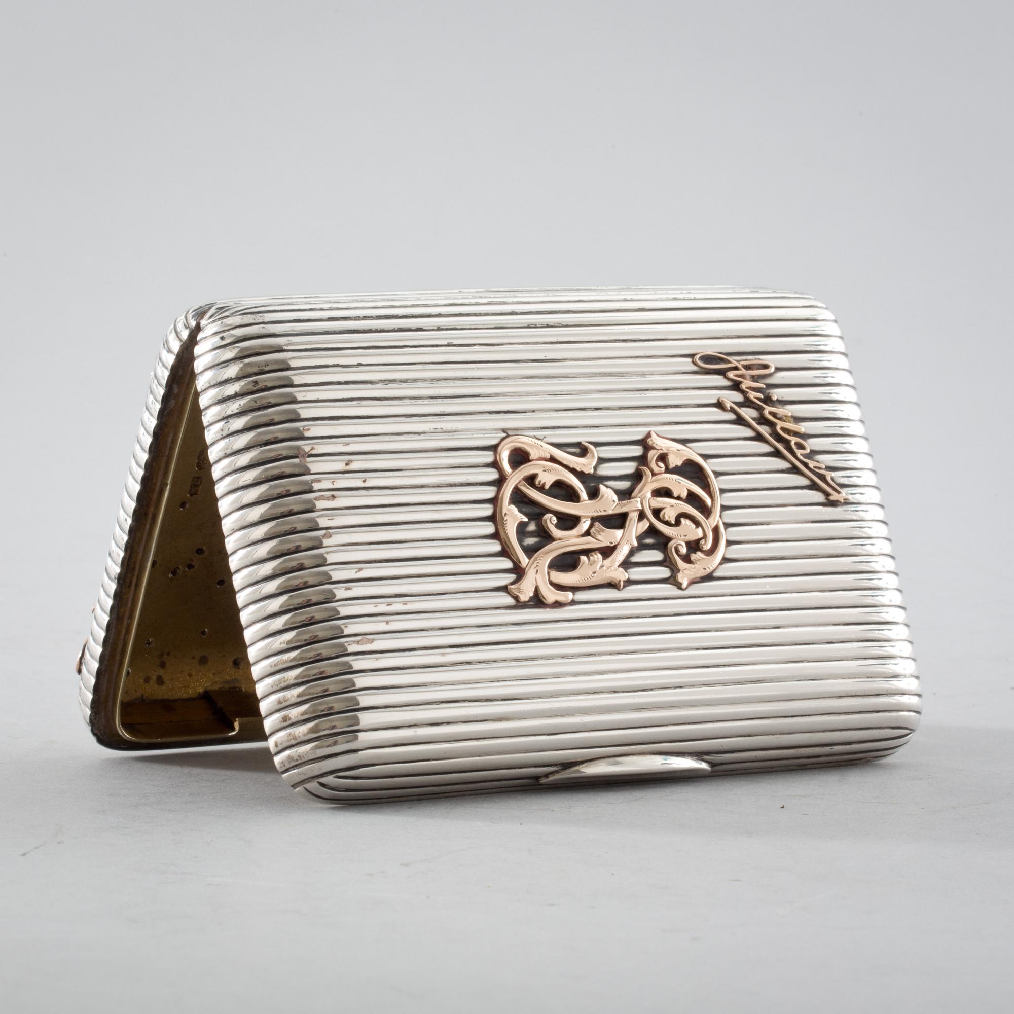 CIGARETTETUI, silver. Henrik Lassas, St Petersburg, 1800-talets slut. Vikt ca 300 gr.