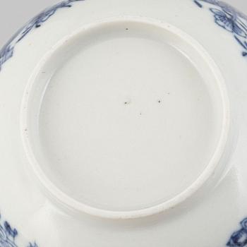 Two Chinese blue and white export porcelain cups with saucers, Qing dynasty, Jiaqing (1796-1820).