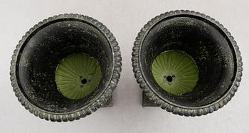 TRÄDGÅRDSURNOR, 1 par, gjutjärn, 1900-/2000-tal.