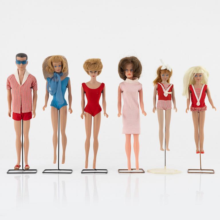 Barbie samt Tressy, 5 dockor i kartong, samt kläder och accessoarer, Mattel, 1960-tal.
