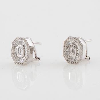 Örhängen ett par 18K vitguld med diamanter ca 1,31 ct.