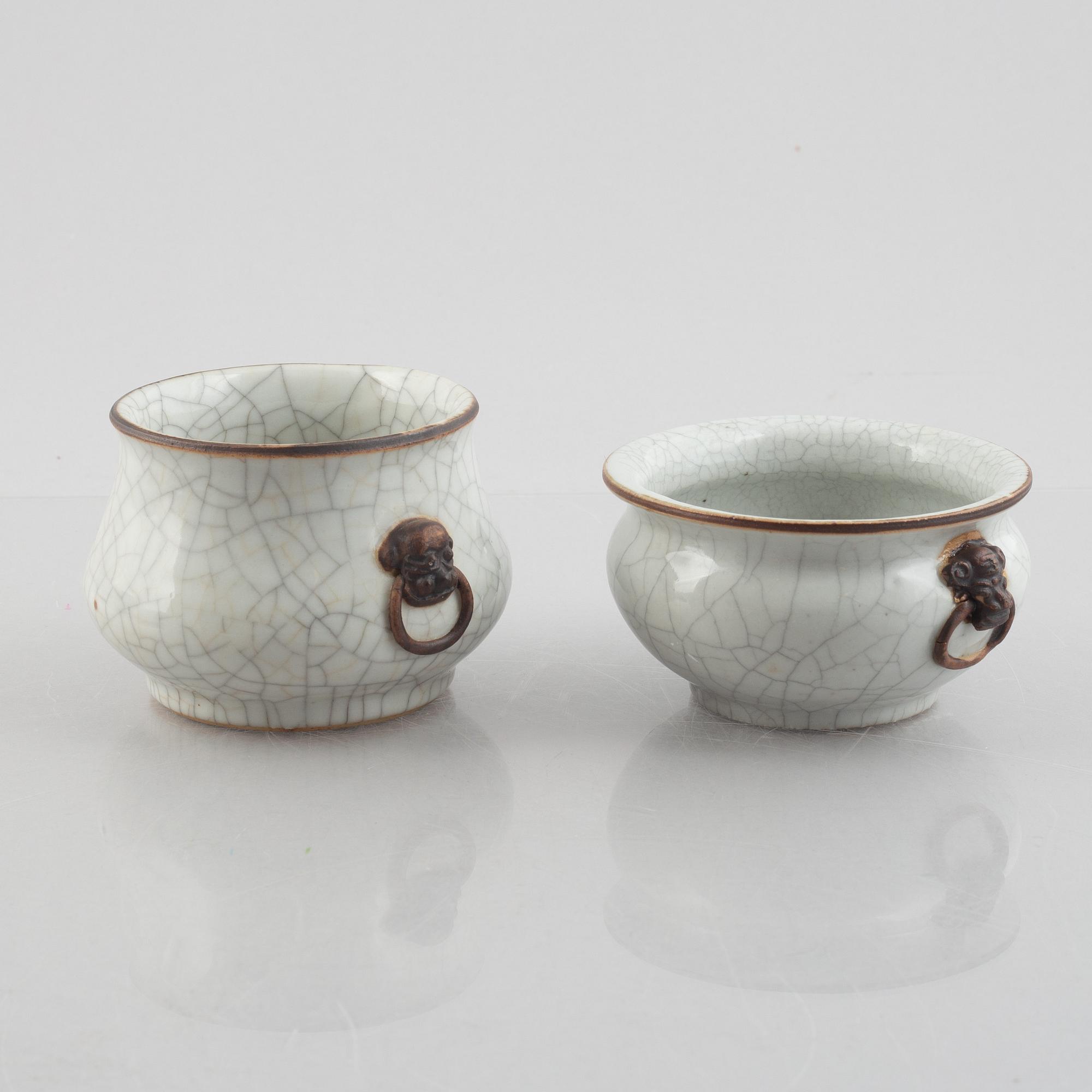 A Chinese ge glazed stoneware brush washer, a vase and two bowls, early 20th century.
