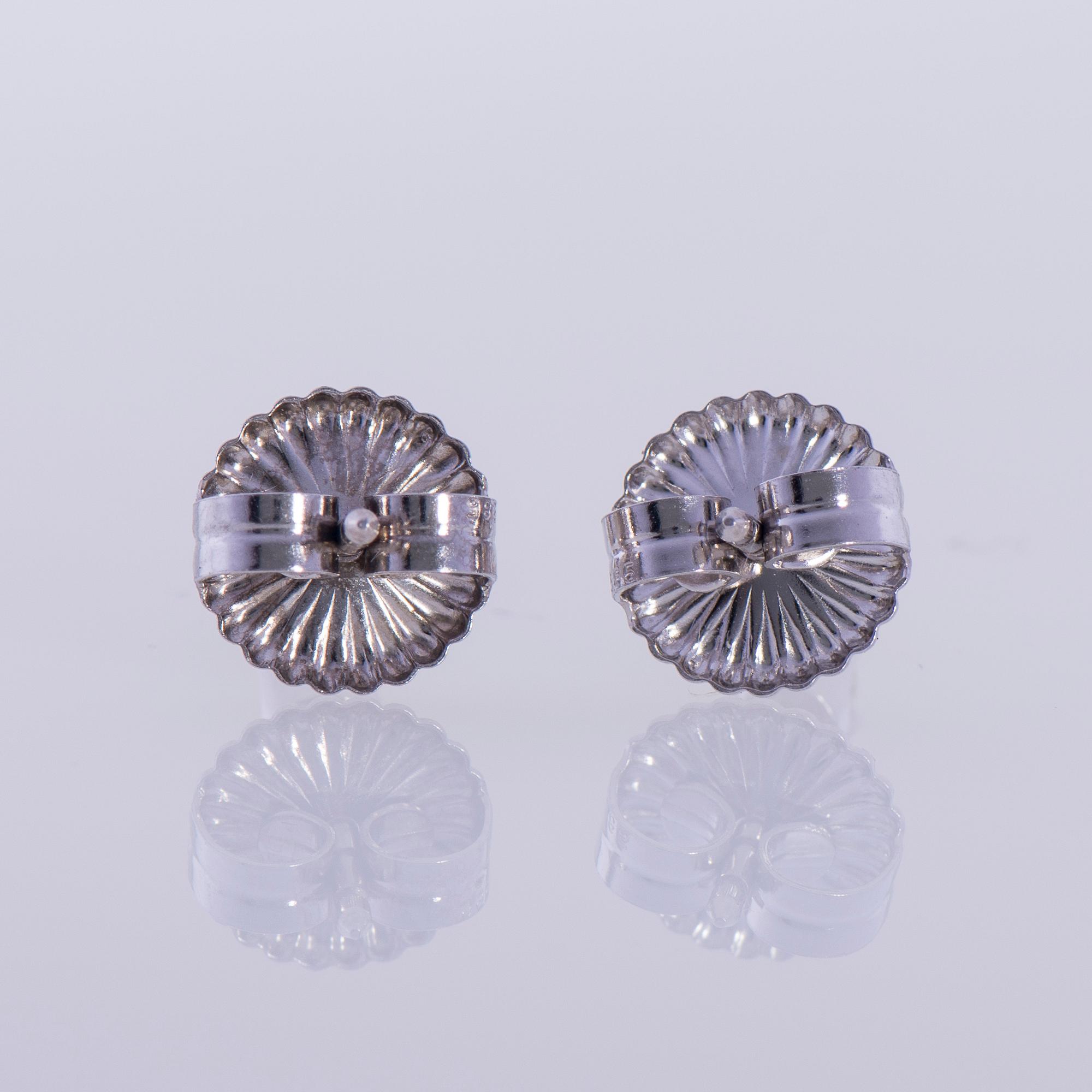 ÖRHÄNGEN, 14K vitguld, naturliga ljusgröna, briljantslipade diamanter tot. 0,36 ct. Vikt 1,7 g.