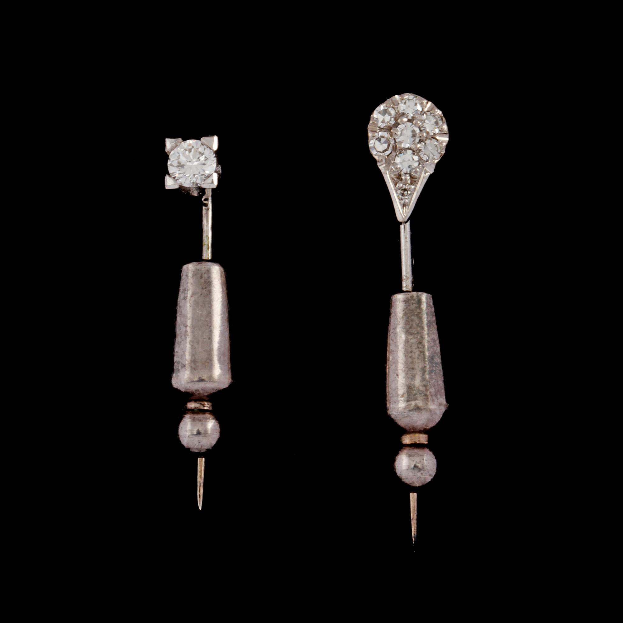 KRAVATTNÅLAR, 2 st, 18k vitguld med briljant och åttkantslipade diamanter, 1900-talets andra hälft. Vikt 4 g.