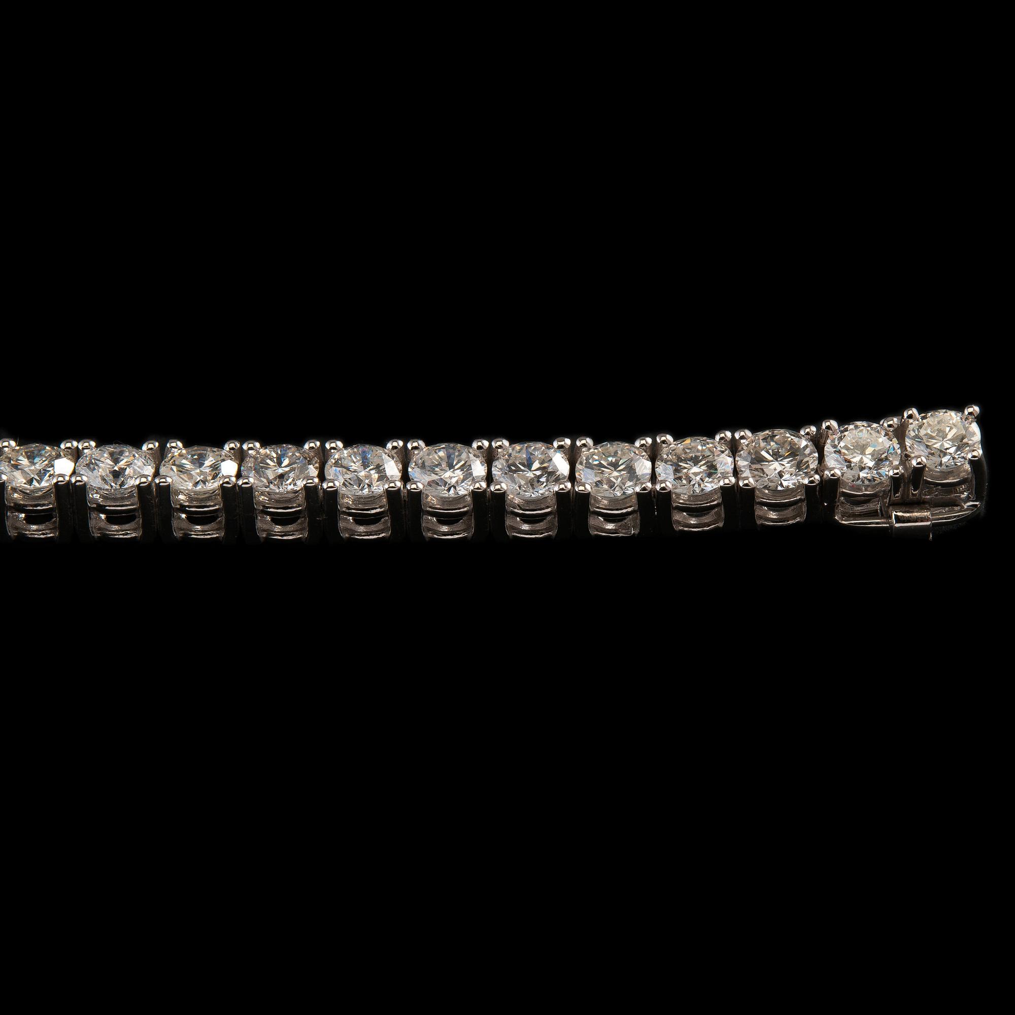 RANNEKORU, briljanttihiottuja timantteja n. 8.59 ct TW/vs-si. 18K valkokultaa. Pituus 18,5 cm, paino 16,5 g.