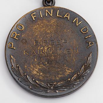Birger Kaipiainen, "Pro Finlandia" medalj samt miniatyrmedalj, silver, tillverkare Tillander Helsingfors.