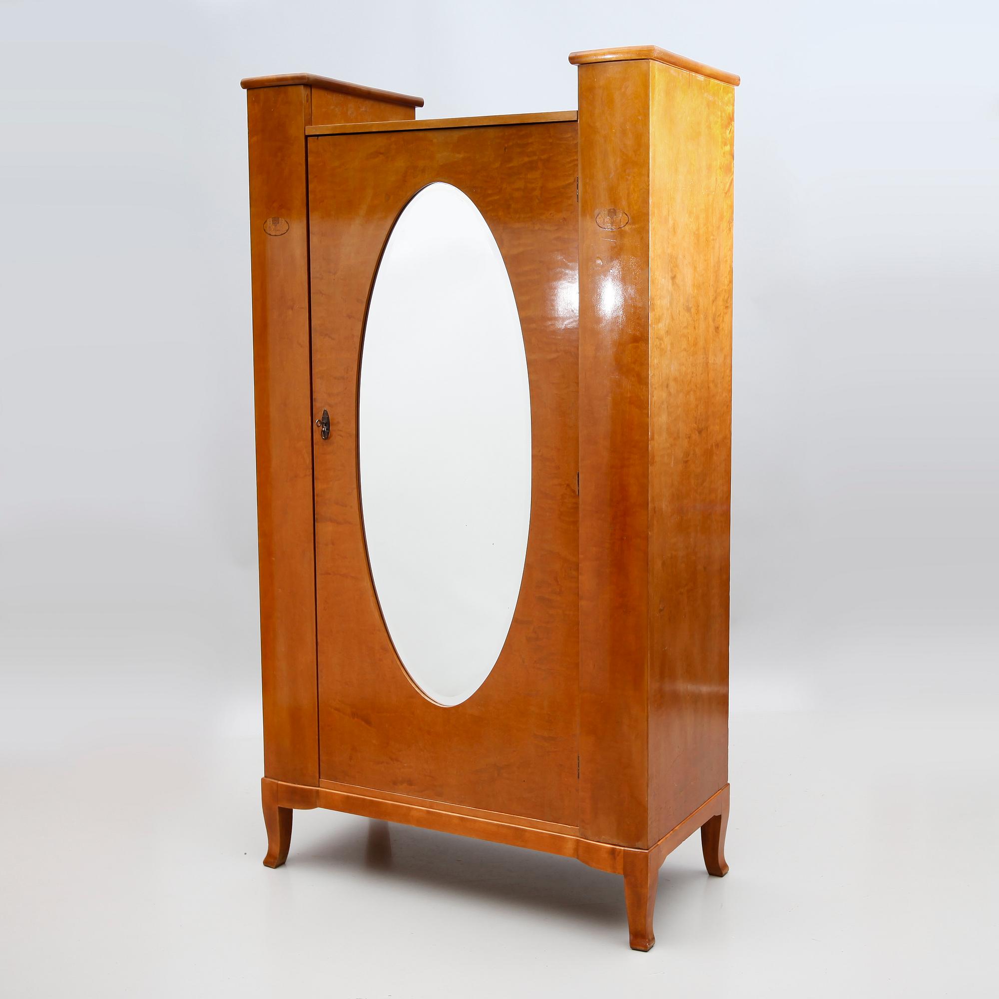 KLÄDSKÅP, 1900-talets första hälft.