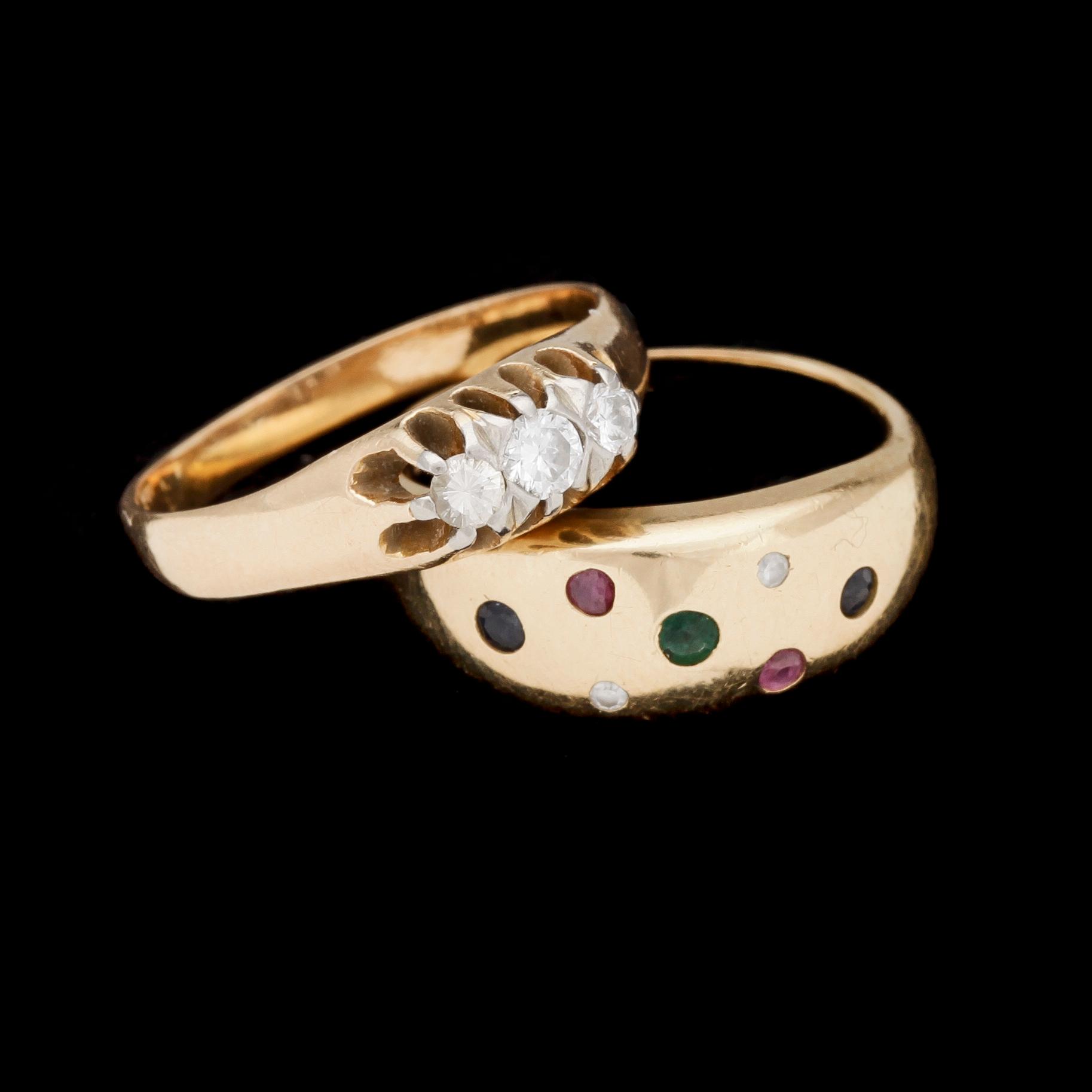 RINGAR, 2 st. 18k guld med briljantslipade diamanter, smaragder, olikfärgade safirer mm. Tot 7 gram.
