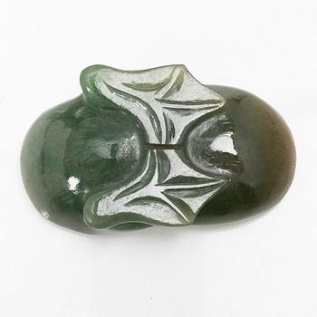 Bälteshake samt amulett och ask, nefrit och sten, Qingdynastin.