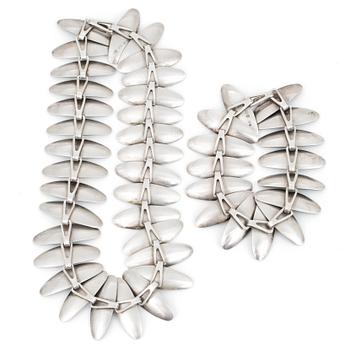 COLLIER och ARMBAND, silver och emalj. Borgila, Stockholm, 1957 resp. 1958. Total vikt 134 gr.